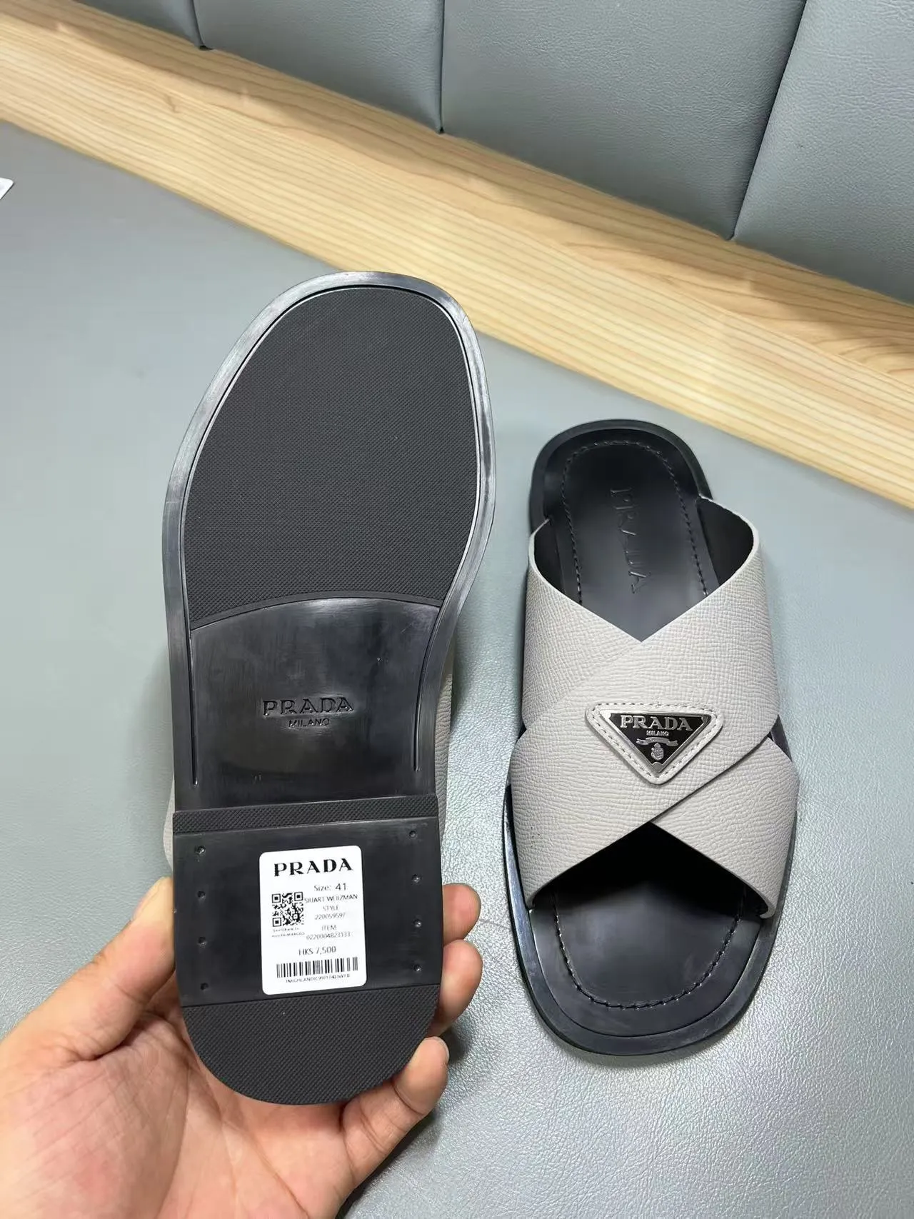 340💰PRADA Prada’s latest slippers are synchronized with the official website. This slipper is made of the brand’s unique and iconic Saffiano leather. The brand logo jumps out from the double straps, and the brand style is clearly visible. Cowhide gives men elegant charm and functional design, making it an ideal choice for vacation and leisure. Size:38-45